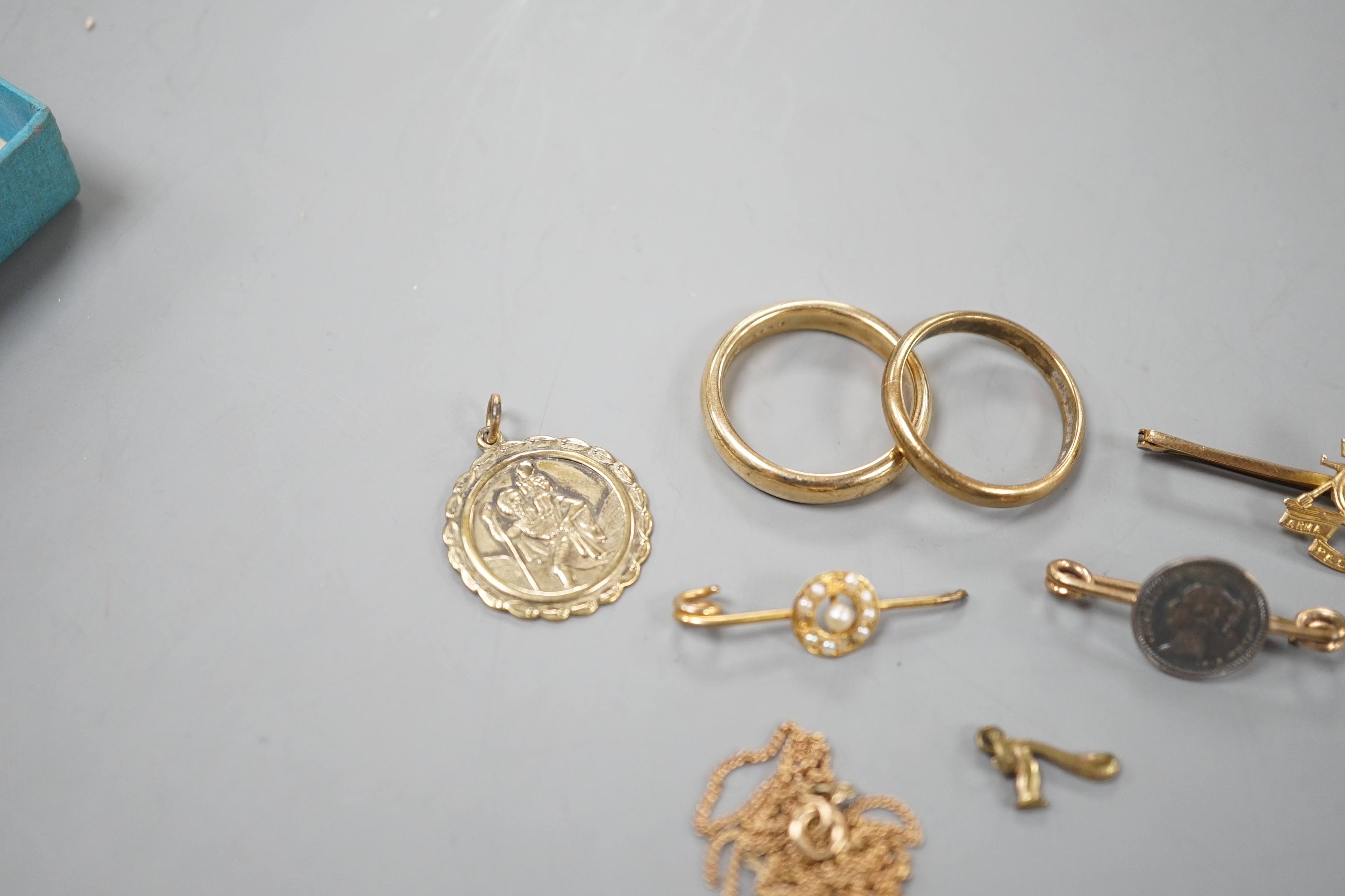 Two 9ct gold wedding bands, a 9ct St. Christopher pendant, a 9ct Royal Artillery sweethearts brooch, gross 13.3 grams and two other brooches, one a.f.